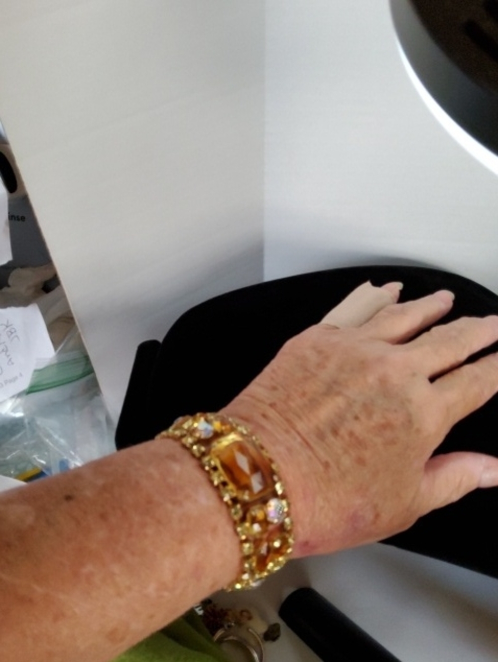 Vintage Goldtone Statement Bracelet. - Picture 8 of 8